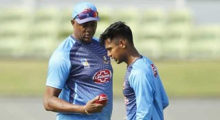 মোস্তাফিজকে নিয়ে আলাদাভাবে ভাবছেন ওয়ালশ