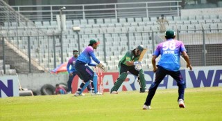 পেসারদের দাপটে দিশেহারা খেলাঘর