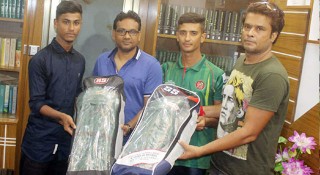 ক্রীড়া সামগ্রী উপহার পেলেন জাতীয় প্রতিবন্ধীর দলের দুই ক্রিকেটার
