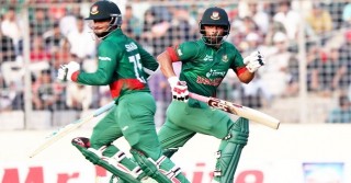 বাংলাদেশের দুর্বলতা ৩০-৪০ করে আউট হওয়া