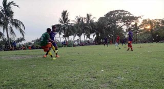 ঈদ উপলক্ষে সাতক্ষীরায় প্রীতি ফুটবল ম্যাচ