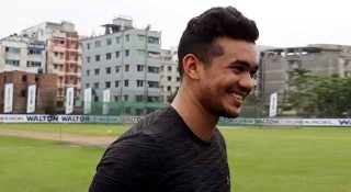 হাসি ফুটেছে তাসকিনের মুখে