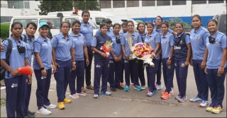 চ্যাম্পিয়ন ট্রফি নিয়ে দেশে ফিরলেন জ্যোতিরা