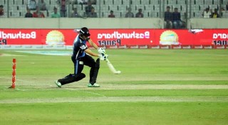 স্ট্যাম্পে বল লাগলেও আউট হননি জিয়াউল