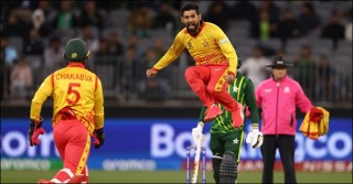 শ্বাসরুদ্ধকর ম্যাচে পাকিস্তানকে হারিয়ে দিলো জিম্বাবুয়ে