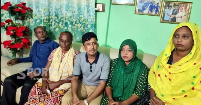 গোল্ডেন গার্লস ক্যাপ্টেন সাবিনা ও মাসুরার বাড়িতে আনন্দের বন্যা