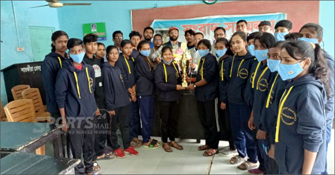 সাতক্ষীরায় চ্যাম্পিয়ন জেলা নারী ফুটবল দলকে সংবর্ধনা