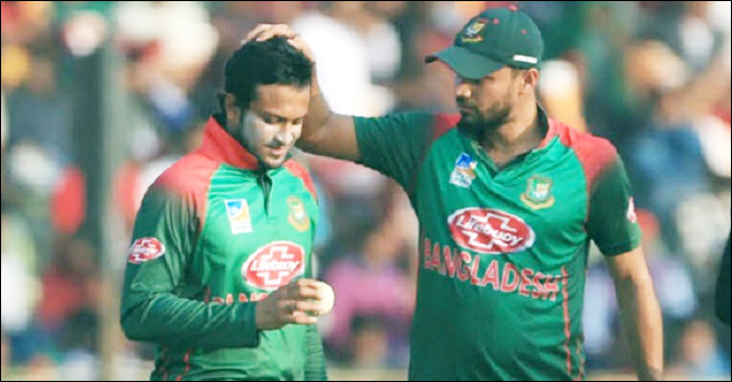 মাশরাফিকে পেছনে ফেললেন সাকিব