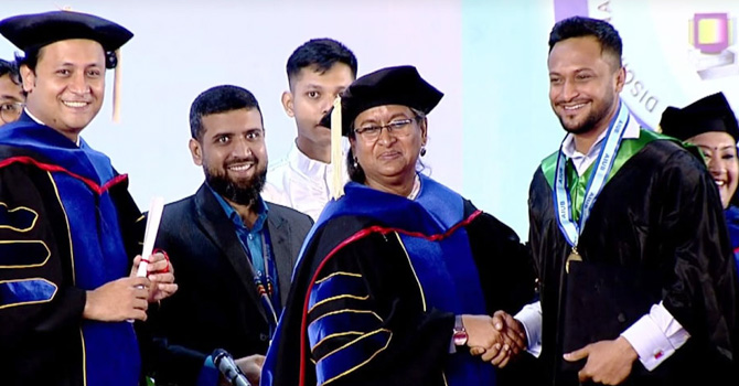 ৩৬ বছরে গ্র্যাজুয়েট স্বপ্ন পূরণ হলো সাকিবের