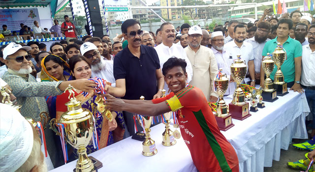 ক্রিকেটের মতো ফুটবলও দাঁড়াবে : শামীম ওসমান
