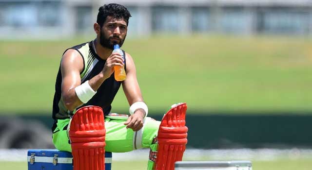 ইংল্যান্ডে খেলার শাস্তি পেলেন সিকান্দার রাজা