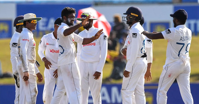 গলে লঙ্কান স্পিনে দিশেহারা পাকিস্তান
