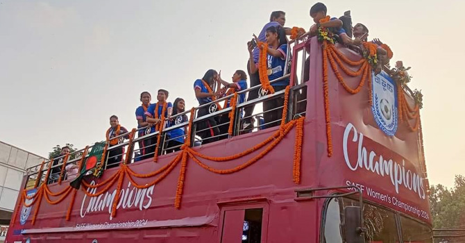 দেশে ফিরে ছাদখোলা বাসের সংবর্ধনা পেল সাফজয়ী নারীরা