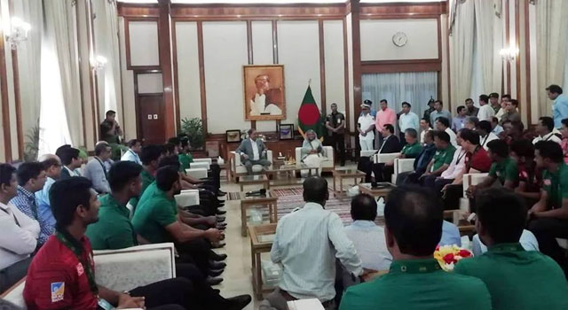 বিশ্বকাপে যাওয়া আগে প্রধানমন্ত্রীর সাথে মাশরাফিদের সাক্ষাৎ