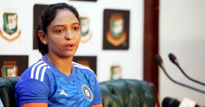 ম্যাচ হেরে আম্পায়ারিংয়ের সমালোচনায় হারমানপ্রীত