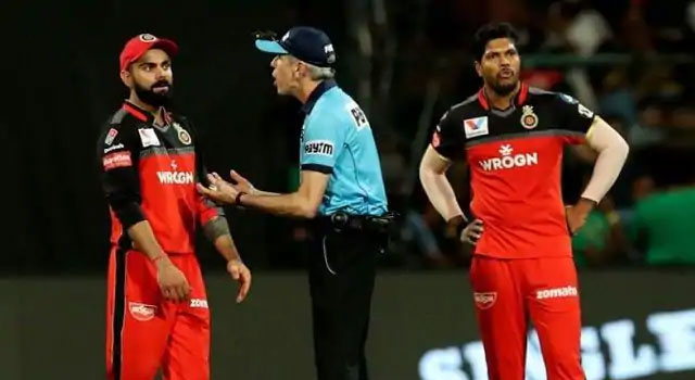 কোহলি ভুল করায় ক্ষোভে দরজা ভাঙেন আম্পায়ার