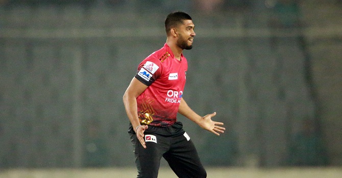 মুকিদুলের রেকর্ড গড়া বোলিং