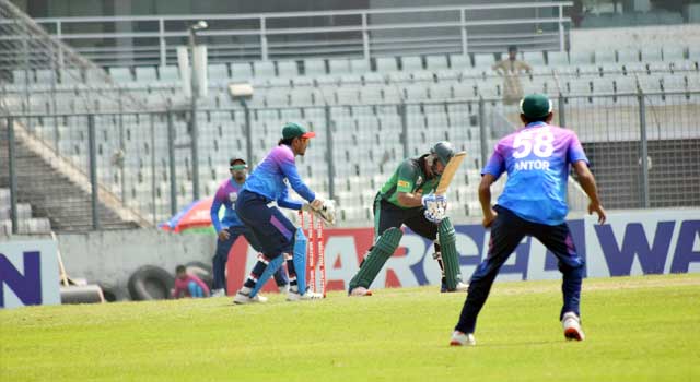 পেসারদের দাপটে দিশেহারা খেলাঘর
