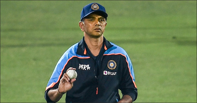 করোনামুক্ত দ্রাবিড় যাচ্ছেন আরব আমিরাতে