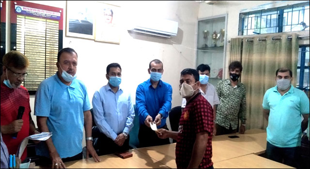 সাতক্ষীরায় দুস্থ খেলোয়াড়দের মধ্যে করোনাকালীন অনুদান