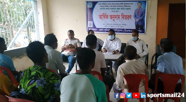শেরপুরে ফুটবলার-সংগঠককে তরফদার রুহুল আমিনের অনুদান