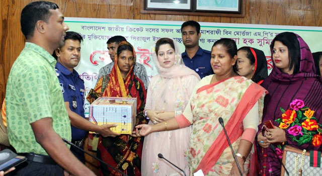 দুঃস্থদের পাশে মাশরাফি পত্নী