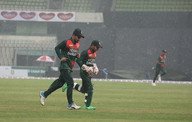 মাঘ মাসের শীতের মাঝেও সিরিজের প্রথম ম্যাচে হানা দিয়েছিল বৃষ্টি। মিরপুরে হঠাৎ এমন বৃষ্টিতে স্বল্প সময়ের জন্য খেলা বন্ধ ছিল। ছবি : বিসিবি