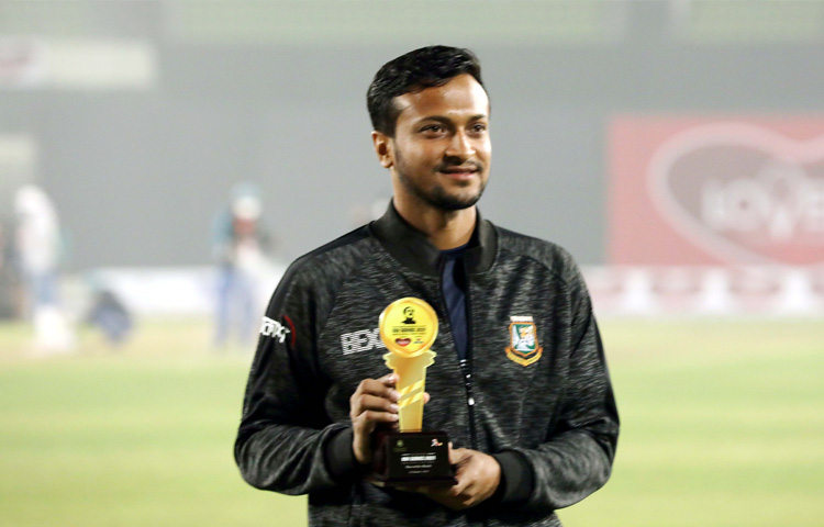 নিষেধাজ্ঞা থেকে মুক্ত হওয়ার পর এটাই ছিল সাকিব আল হাসানের প্রথম কোন আন্তর্জাতিক ম্যাচ। নিজের প্রত্যাবর্তনের ম্যাচেই সাকিবের হাতে উঠেছে ম্যাচ সেরা পুরস্কার। ছবি : বিসিবি
