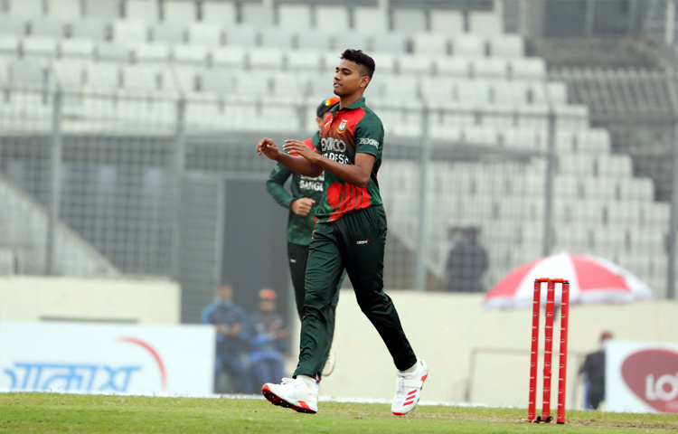 নিজের অভিষেক ম্যাচে দুর্দান্ত বল করেছেন পেসার হাসান মাহমুদ। ৬ ওভার বল করে ২৮ রান দিয়ে শিকার করেন ৩টি উইকেট। ছবি : বিসিবি