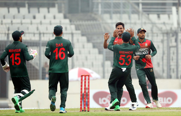 দীর্ঘ দিন পর আন্তর্জাতিক ম্যাচ খেলা হলেও এখনো দুর্দান্ত কাটার মাস্টার মোস্তাফিজুর রহমান। ওয়েস্ট ইন্ডিজের বিপক্ষে ৬ ওভার বল করে ২০ রান দিয়ে শিকার করে ২টি উিইকেট। ছবি : বিসিবি