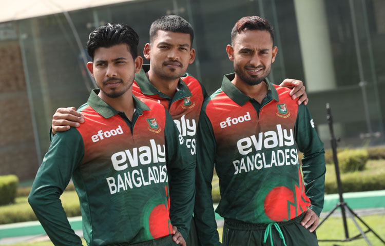 নিউজিল্যান্ড সফরে নতুন জার্সি গায়ে বাংলাদেশ ক্রিকেট দলের সদস্যরা। ছবি : বিসিবি