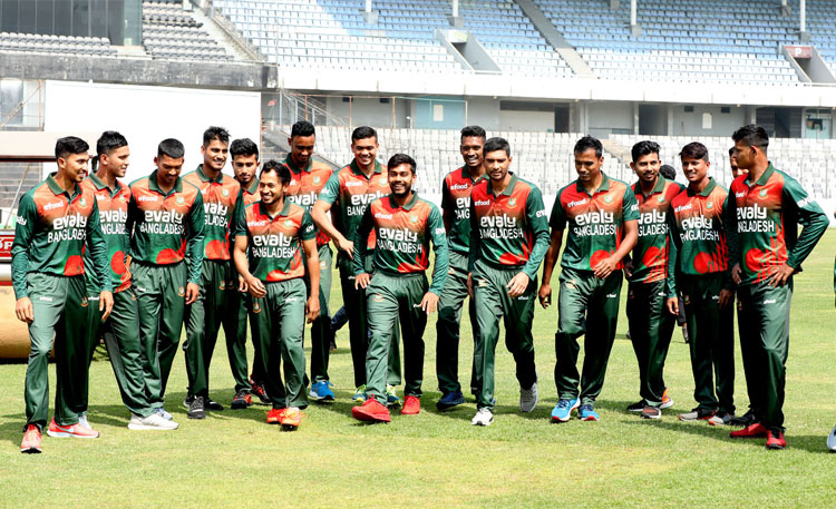 নিউজিল্যান্ড সফরে নতুন জার্সি গায়ে বাংলাদেশ ক্রিকেট দলের সদস্যরা। ছবি : বিসিবি