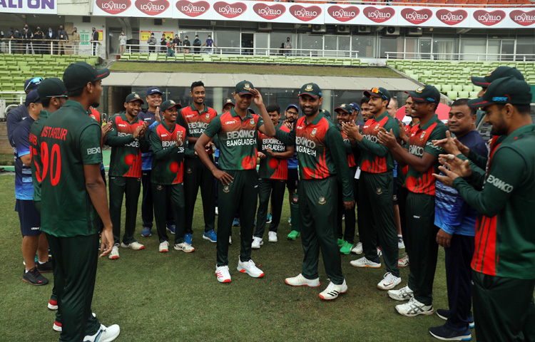 ওয়েস্ট ইন্ডিজের বিপক্ষে সিরিজের প্রথম ম্যাচ দিয়ে ওয়ানডে ক্রিকেটে দেশের জার্সি গায়ে অভিষেক ঘটে হাসান মাহমুদের। তাকে ক্যাপ পরিয়ে দেন অধিনায়ক তামিম ইকবাল। ছবি : বিসিবি