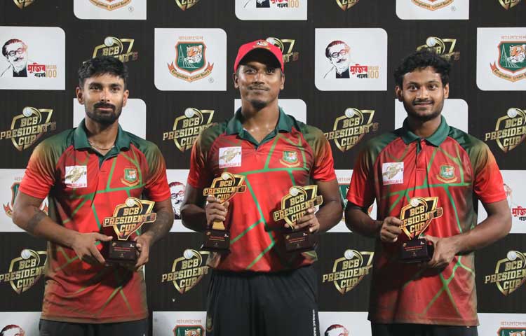 প্রেসিডেন্ট’স কাপের পঞ্চম ম্যাচে তামিম একাদশকে হারানোর ম্যাচে ম্যান অব দ্য ম্যাচ ও সেরা বোলার- রুবেল হোসেন, সেরা ব্যাটসম্যান- মাহমুদুল হাসান জয় এবং সেরা ফিল্ডার- লিটন কুমার দাস। ছবি : বিসিবি