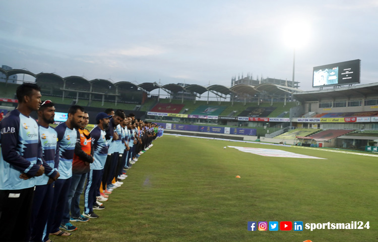 ফুটবল কিংবদন্তির প্রয়াণে এক মিনিট নীরবতা পালন করা হয় বঙ্গবন্ধু টি-টোয়েন্টি কাপে। শের-ই-বাংলা স্টেডিয়ামে সন্ধ্যায় দুই ম্যাচের মাঝে বিরতিতে চার দলের ক্রিকেটার, সাপোর্ট স্টাফ, কর্মকর্তা ও মাঠকর্মীসহ উপস্থিত সবাই ফুটবল জাদুকরকে সম্মান জানান।