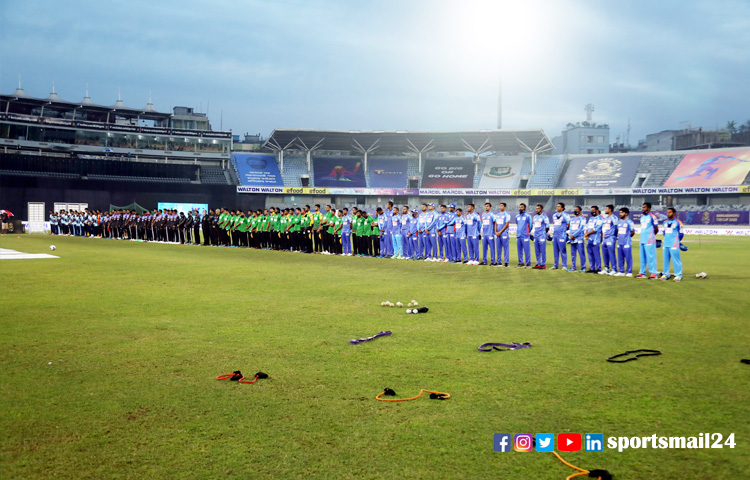 ফুটবল কিংবদন্তির প্রয়াণে এক মিনিট নীরবতা পালন করা হয় বঙ্গবন্ধু টি-টোয়েন্টি কাপে। শের-ই-বাংলা স্টেডিয়ামে সন্ধ্যায় দুই ম্যাচের মাঝে বিরতিতে চার দলের ক্রিকেটার, সাপোর্ট স্টাফ, কর্মকর্তা ও মাঠকর্মীসহ উপস্থিত সবাই ফুটবল জাদুকরকে সম্মান জানান।