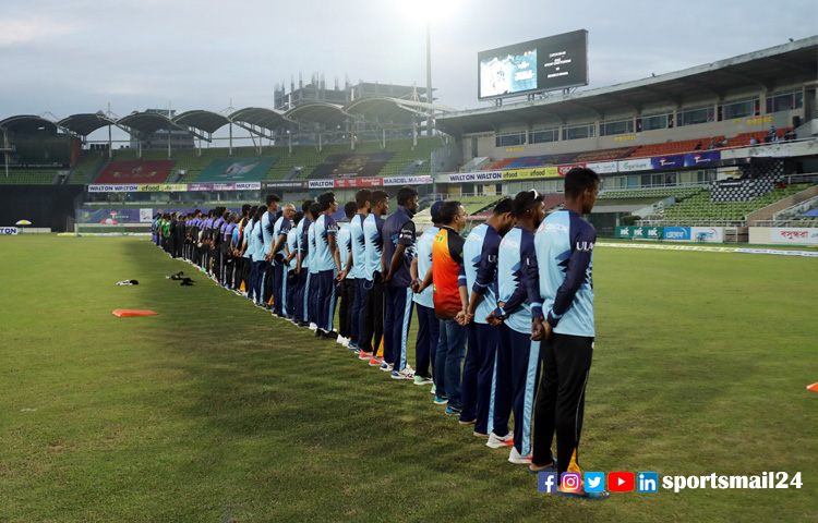 ফুটবল কিংবদন্তির প্রয়াণে এক মিনিট নীরবতা পালন করা হয় বঙ্গবন্ধু টি-টোয়েন্টি কাপে। শের-ই-বাংলা স্টেডিয়ামে সন্ধ্যায় দুই ম্যাচের মাঝে বিরতিতে চার দলের ক্রিকেটার, সাপোর্ট স্টাফ, কর্মকর্তা ও মাঠকর্মীসহ উপস্থিত সবাই ফুটবল জাদুকরকে সম্মান জানান।