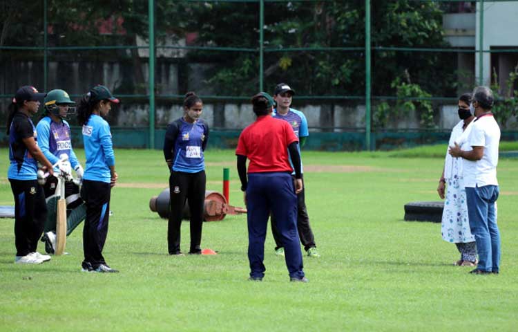 সালমা খাতুন এবং জাহানারা ইসলাম ছাড়া বায়ো-সুরক্ষা পরিবেশে নিজেদের অনুশীলন সেরেছেন বাংলাদেশ জাতীয় নারী ক্রিকেট দলের অন্যান্য ক্রিকেটাররাও, ছবি : বিসিবি