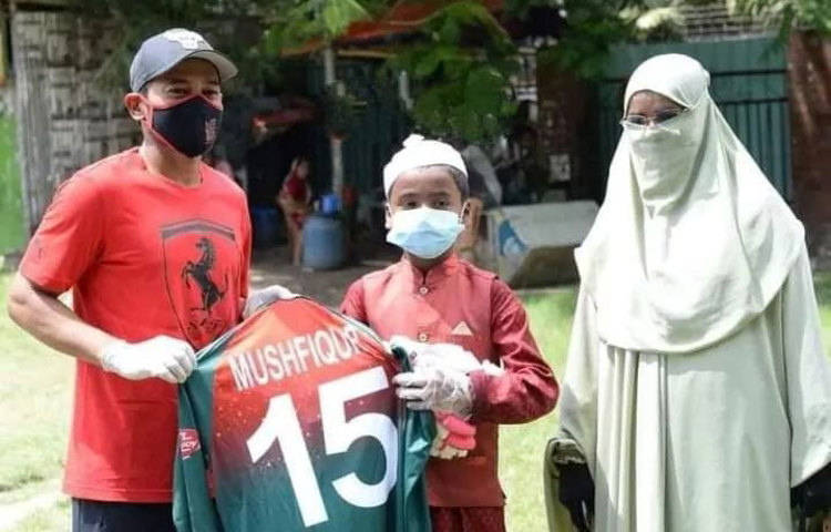 ভাইরাল হওয়া ওই ছবির সূত্র ধরে জানা যায়, যে ছোট্ট ছেলেটি বল ছুঁড়ছিল, সে আরামবাগের একটি মাদ্রাসার ছাত্র। নাম ইয়ামিন সিনান। পড়াশোনার পাশাপাশি কবি নজরুল ক্রিকেট একাডেমিতে অনুশীলন করে সে। মুশফিকের কাছ থেকে উপহার নিচ্ছে ইয়ামিন।