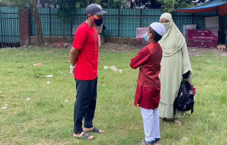মুশফিকের সাথে কথা বলছে ইয়ামিন।