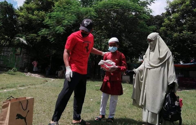 সেই সাথে খাবার ও কিছু উপহার দিয়েছেন মুশফিক।